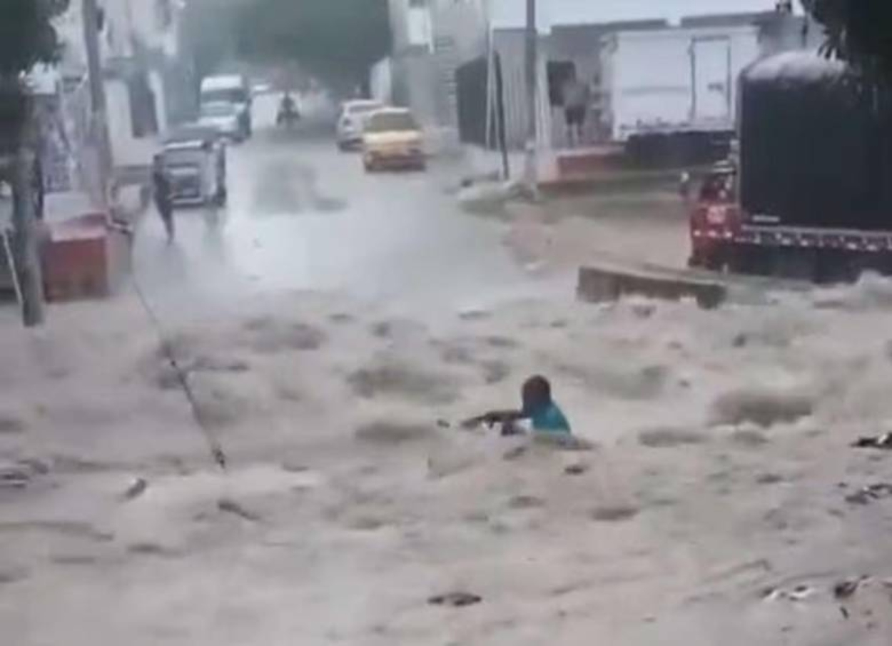 Video | Hombre fue arrastrado por arroyo en Soledad, Atlántico, y no han encontrado su cuerpo