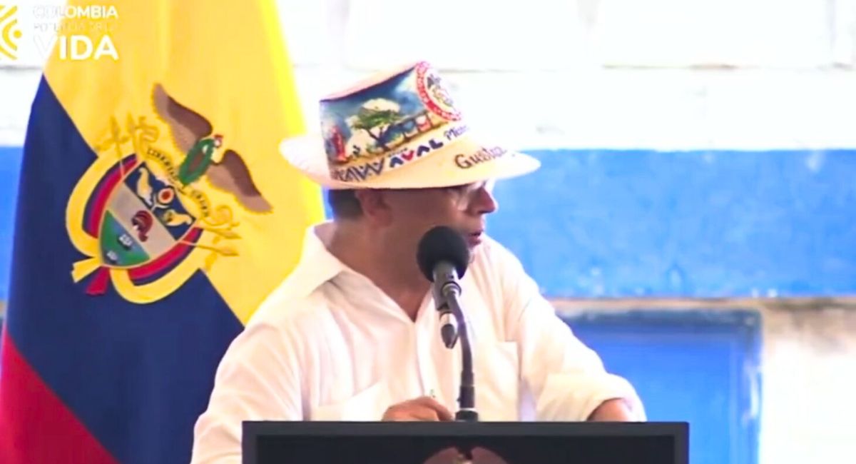 El presidente Gustavo Petro apareció en La Guajira luciendo un sombrero del Grupo Aval, pese a sus repetidos cuestionamientos a los bancos colombianos.
