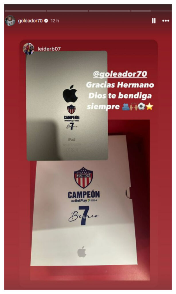 Carlos Bacca les regaló a campeones con Junior en 2023 iPads personalizados/ Fotos: redes sociales