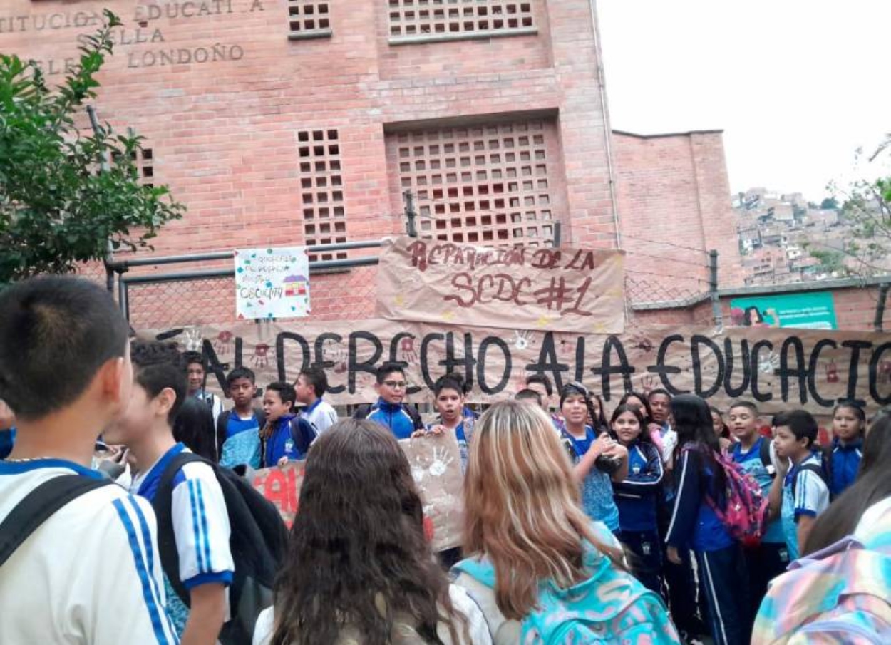 Estudiantes de colegio en la Comuna 13 no aguantan más: llevan dos años a la deriva y hacen largas filas hasta para ir al baño