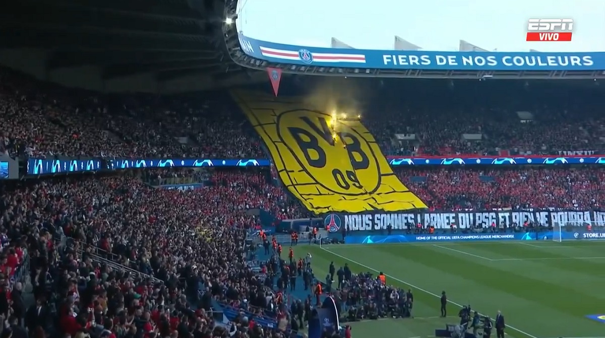 Hinchas del PSG quemaron escudo del Borussia Dortmund en el estadio en partido de Champions.