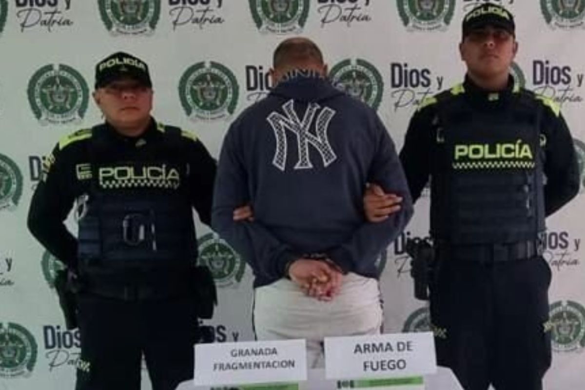Policía de Bogotá capturó a un hombre que poseía armas y una granada en Kennedy