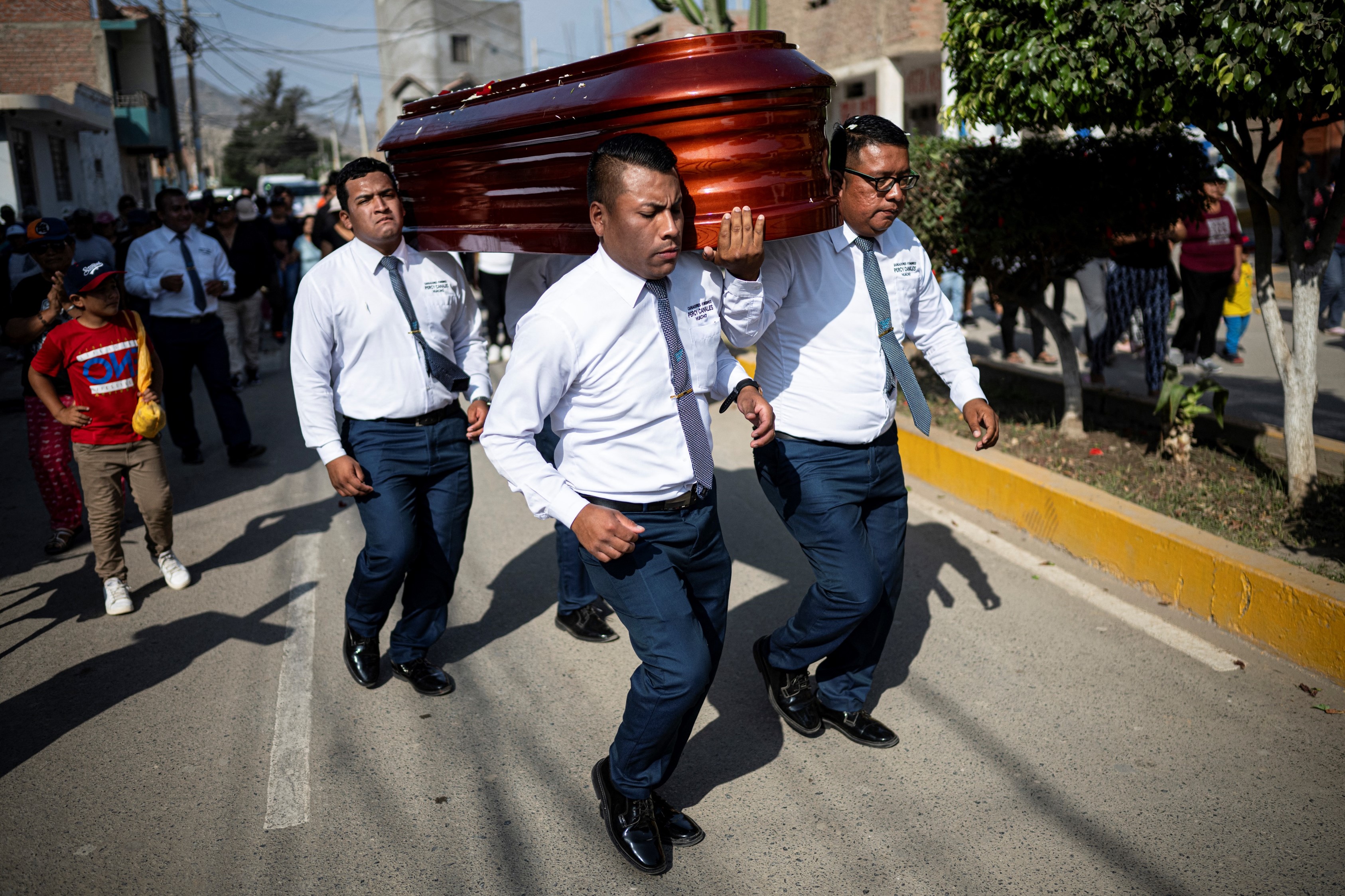 Los bailarines de la muerte, que cargan ataúdes en Perú, son un grupo que se volvió famoso en funerales. Así funcionan.