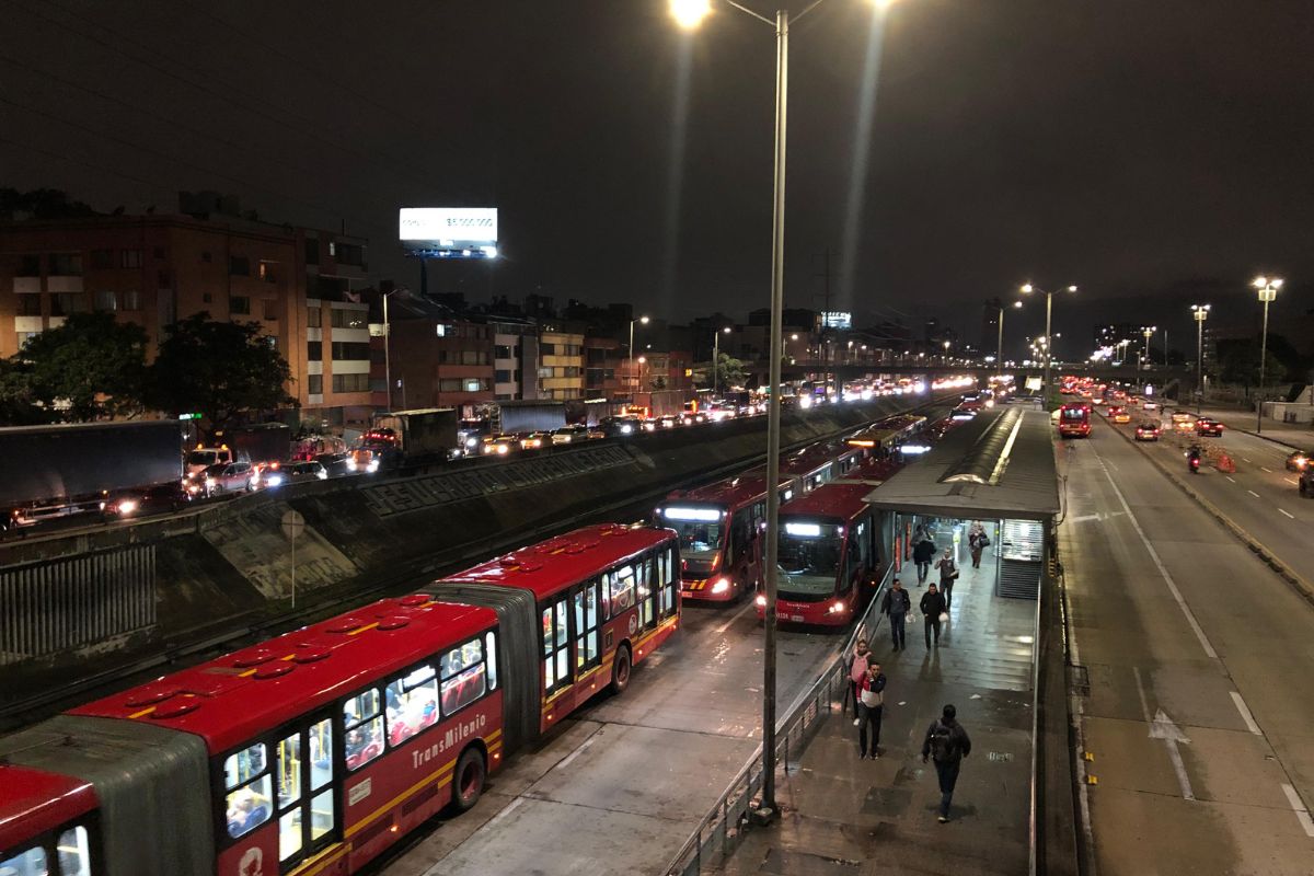 Transmilenio colapsó, usuarios se bajaron de los buses en carrera 30 de Bogotá