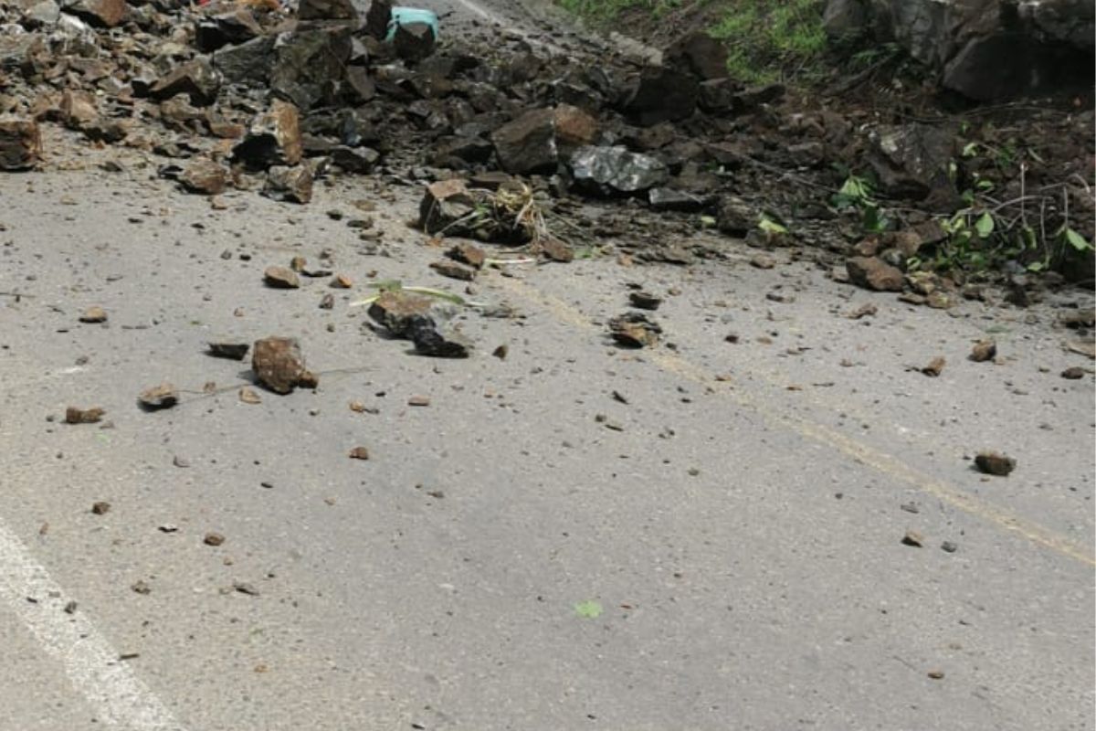 Desprendimiento de rocas en la vía Amagá-Bolombolo dejó dos muertos