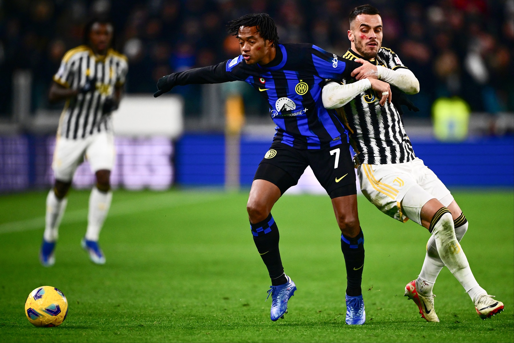 Juan Guillermo Cuadrado en un partido de Inter de Milán vs. Juventus por Serie A de Italia, país donde consiguió la nacionalidad