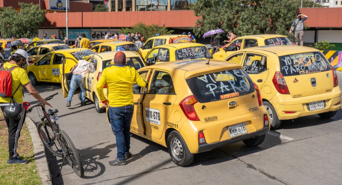 Taxistas ya bloquean vías de Bogotá.