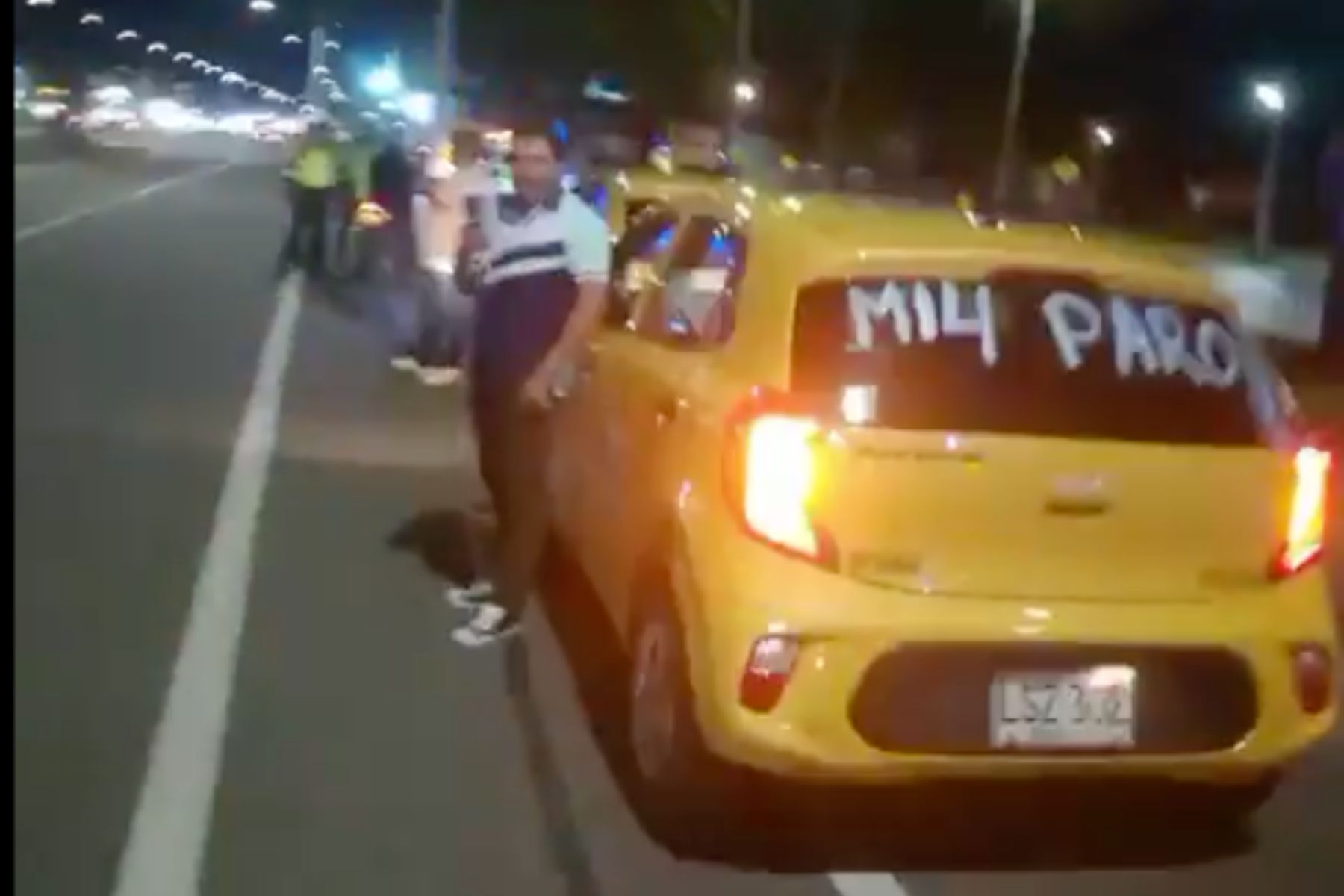 Taxistas ya bloquean vías de Bogotá.