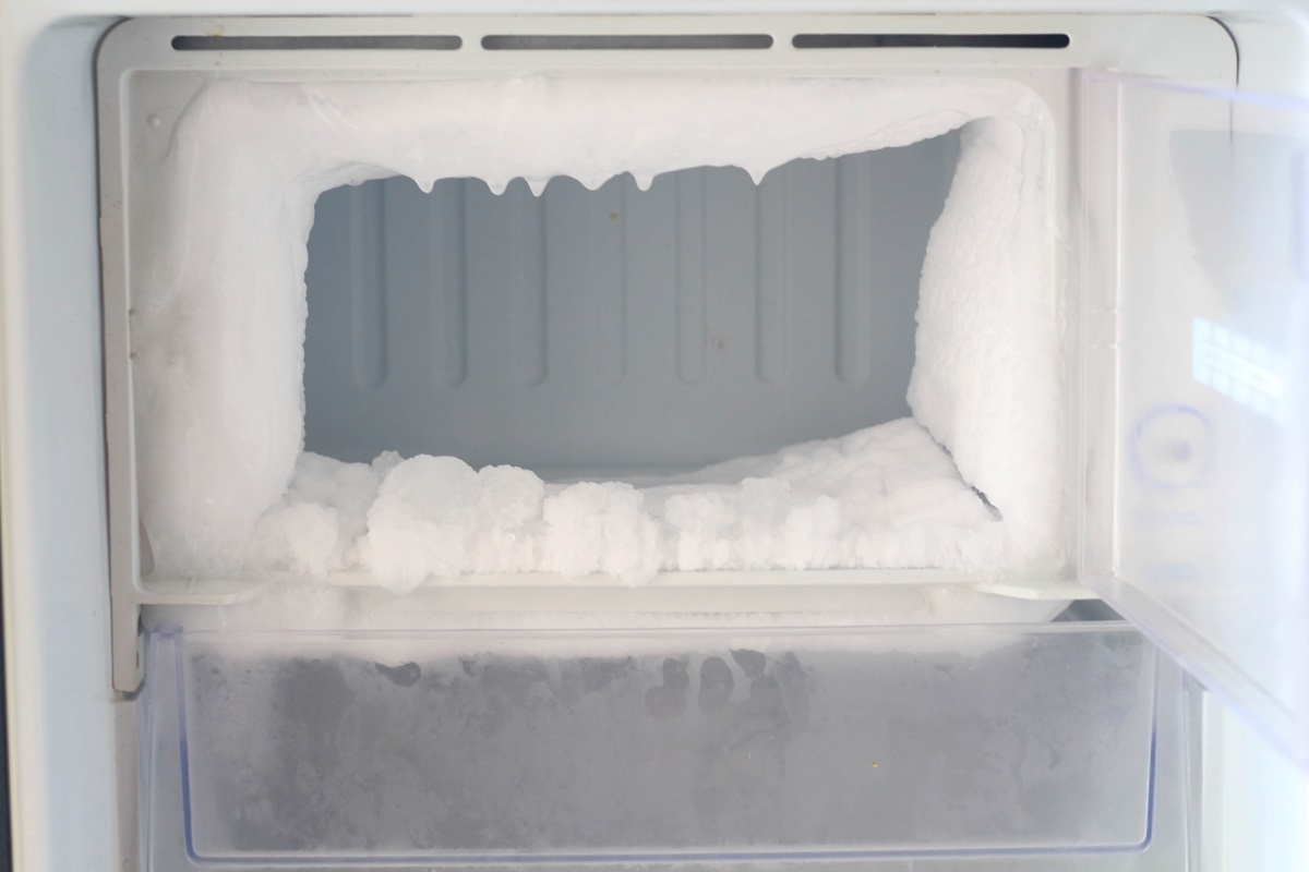 ¿Cómo quitar el hielo que se forma en la nevera?