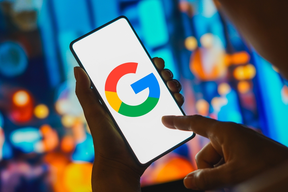 Teléfono con logo de Google a propósito de cómo se vería el buscador si fuera una persona real