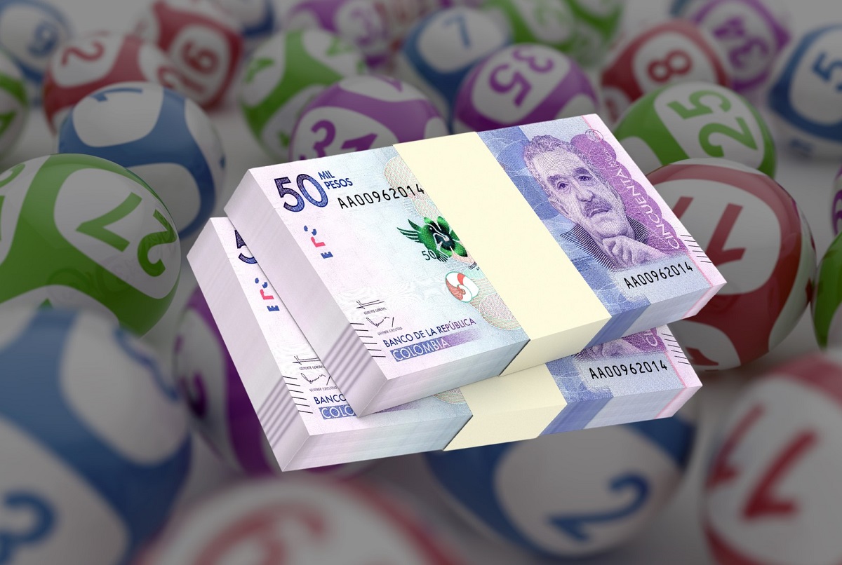 Balotas de lotería y billetes de Colombia, en nota sobre cómo ganar plata en ese juego