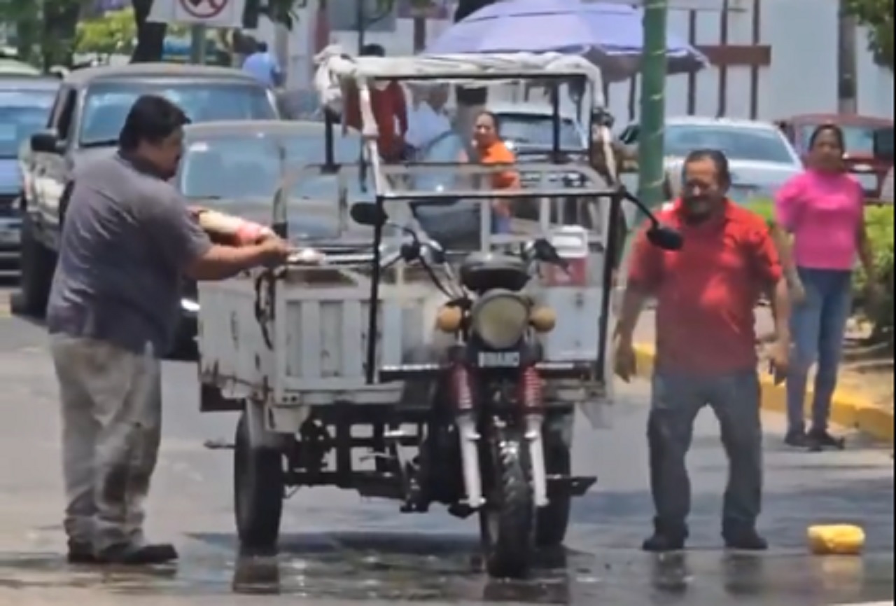 Hombre apagó incendio con Coca-Cola en México y video es viral