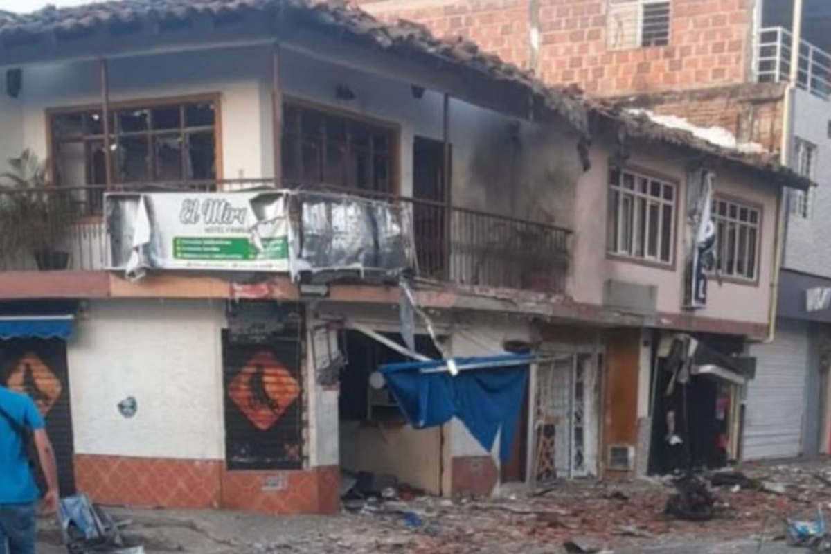 Fuerte explosión en un hotel de Jamundí, Valle del Cauca: detonación se escuchó en zona urbana y dos policías estarían heridos. 