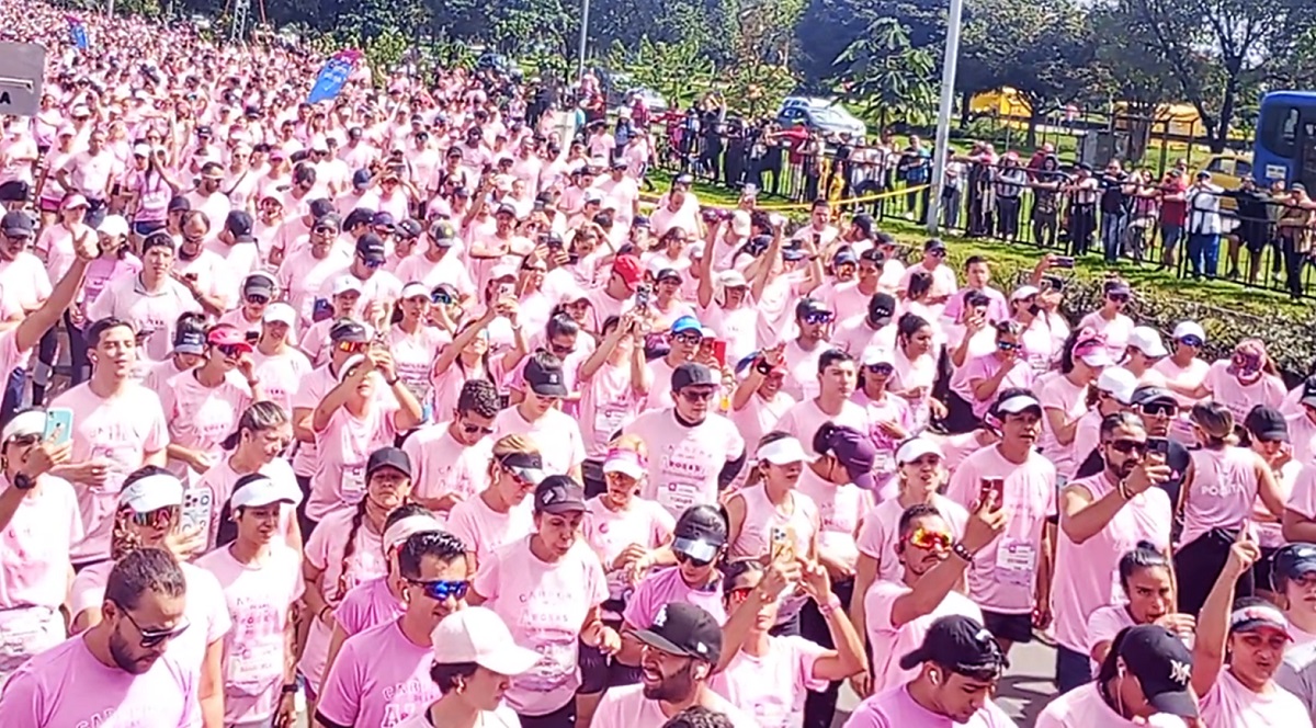 Carrera de las Rosas Bogotá 2024: mujeres corrieron por lucha contra el cánce deseno.