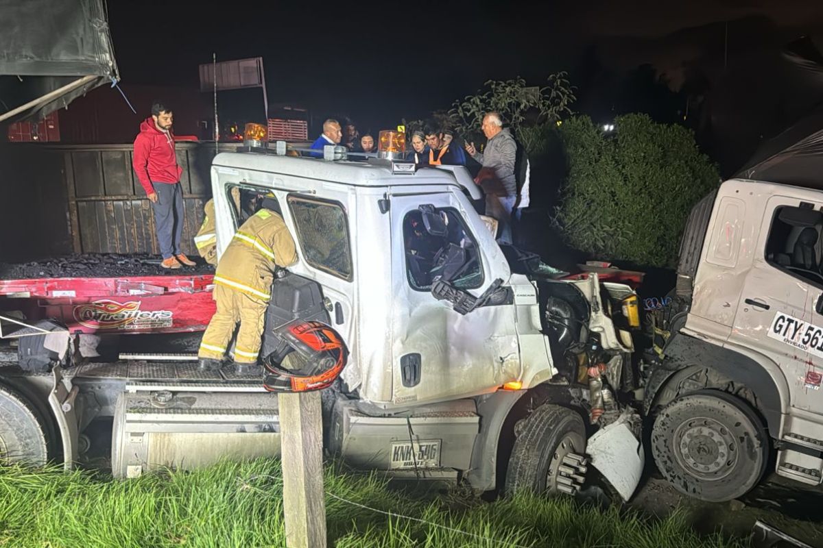 En Zipaquirá se chocaron dos tractomulas, los conductores resultaron heridos