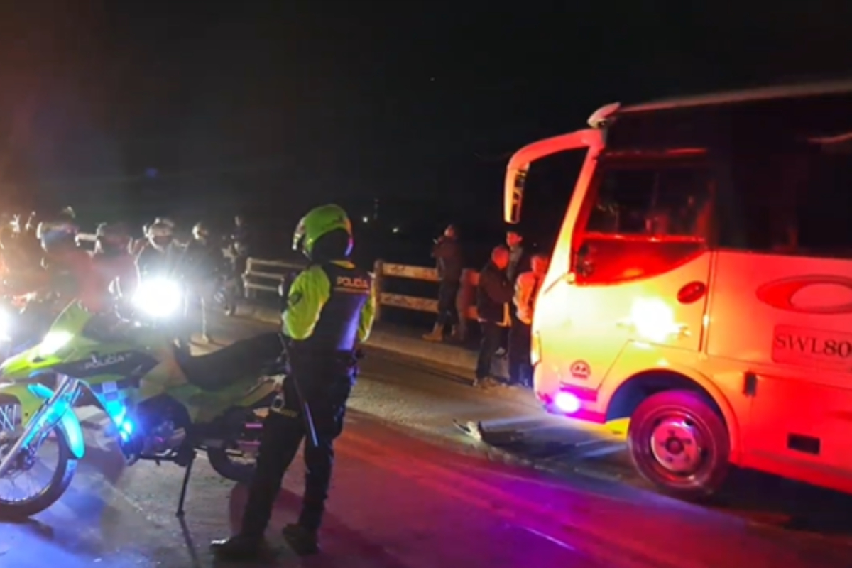 Trágico accidente en Soacha, Cundinamarca. Choque entre 3 vehículos y un ciclista dejó 2 muertos y una persona herida en la vía Indumil. 
