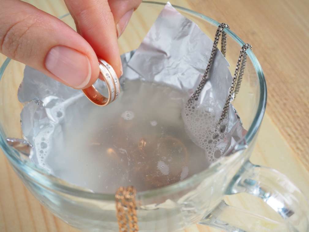 Ejemplo de cómo limpiar un anillo de oro./ Shutterstock