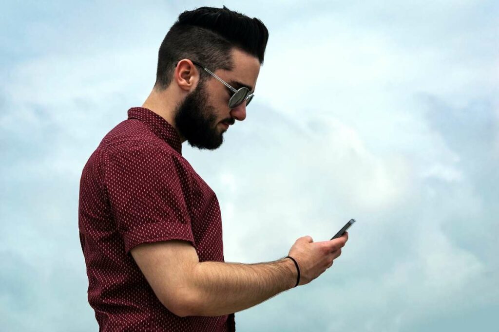 Desde reiniciar el teléfono hasta verificar actualizaciones son soluciones para cuando se cortan las llamadas y aparecen finalizadas./ Pixabay