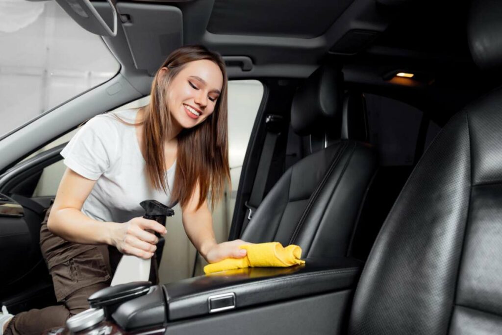 Cuidado del carro con limpieza contra el calor./ Shutterstock