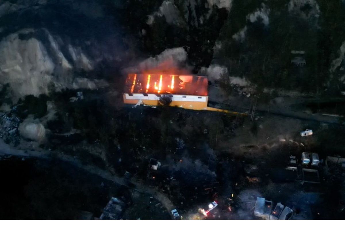 Bomberos continúan atendiendo el incendio producto de una explosión en Soacha