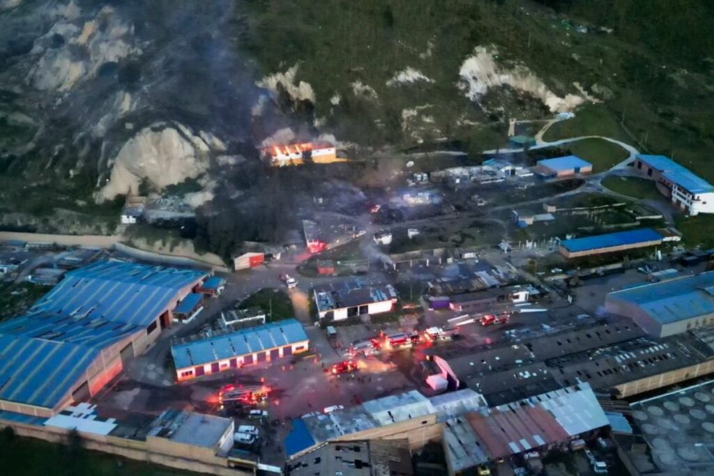 Bomberos continúan atendiendo el incendio producto de una explosión en Soacha (3)