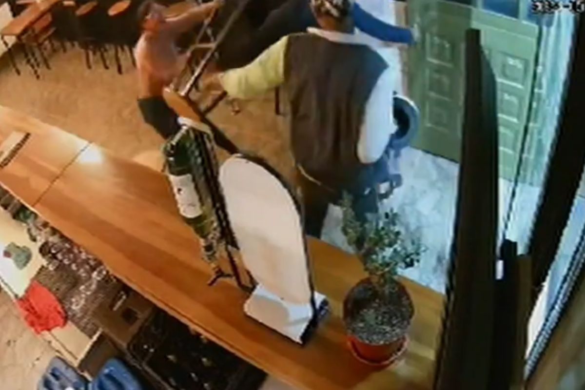 Robo en bar de Bogotá, fue frustrado por mujer que golpeó con silla a ladrones