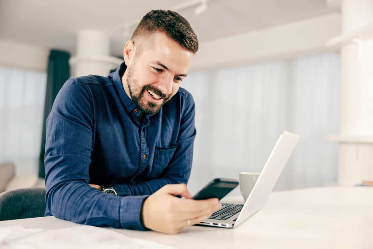 Foto de hombre con Android, en nota de qué significa mi share en el celular y cómo le puede sacar el provecho al símbolo