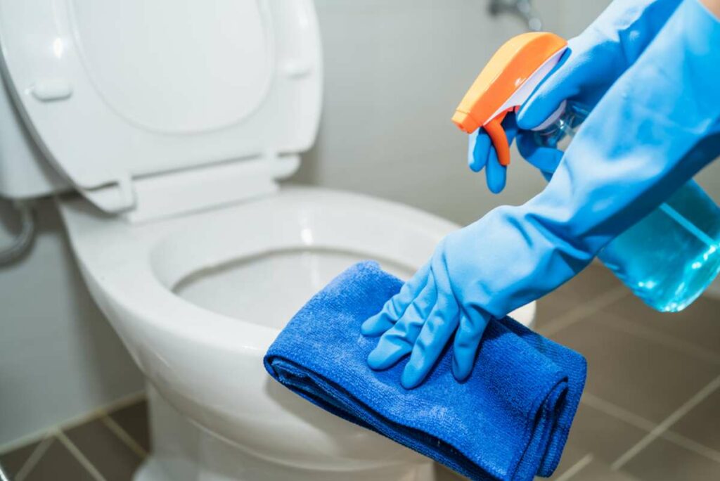 La limpieza del inodoro requiere de elementos puntuales para un éxito en el proceso./ Shutterstock
