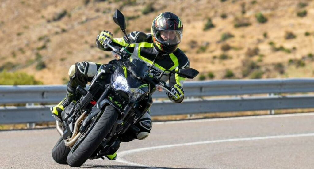 Manejar moto necesita movimientos con cuidado para evitar accidentes. / Shutterstock