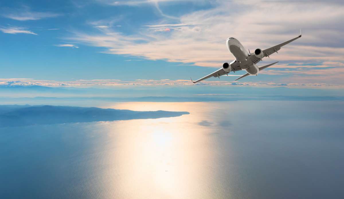 Foto de avión sobre océano, en nota de cuál es el vuelo más largo sobre el mar en el mundo.