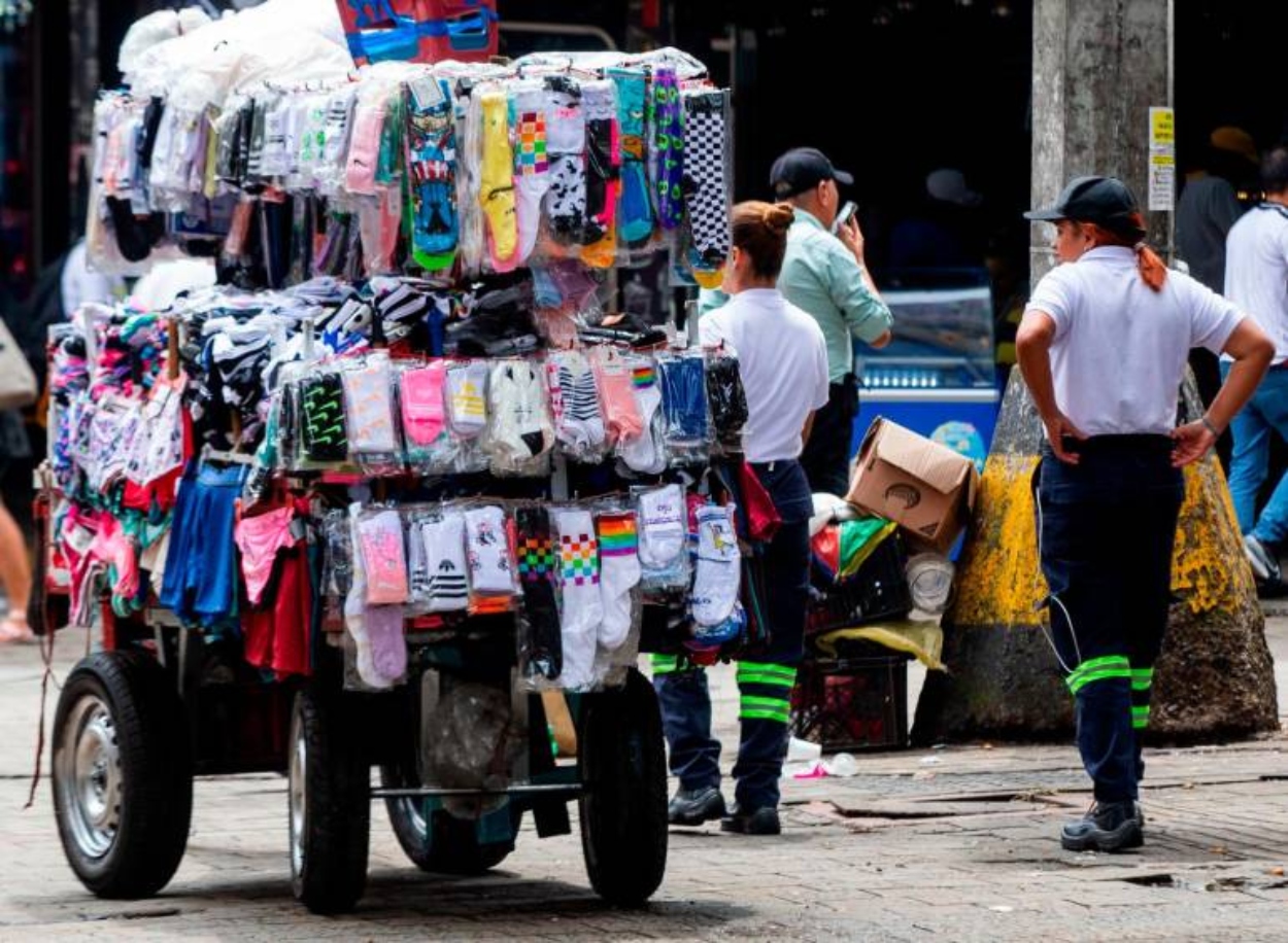 Trabajadores informales de Medellín temen que aumenten desalojos y empiecen a perseguirlos, ¿qué dice la alcaldía?