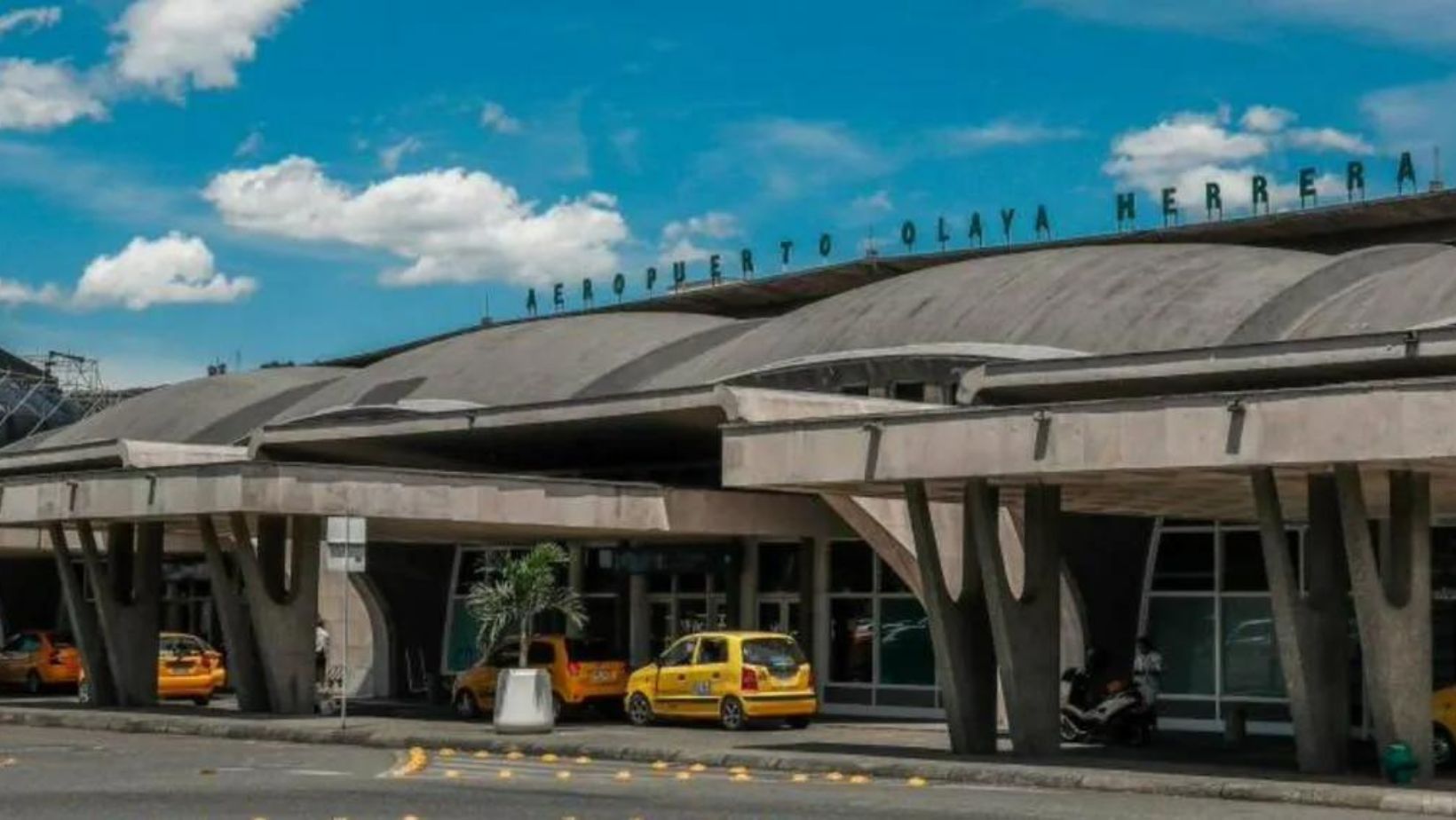 Cierran el aeropuerto Olaya Herrera en Medellín por lluvias y hay aviso para viajeros