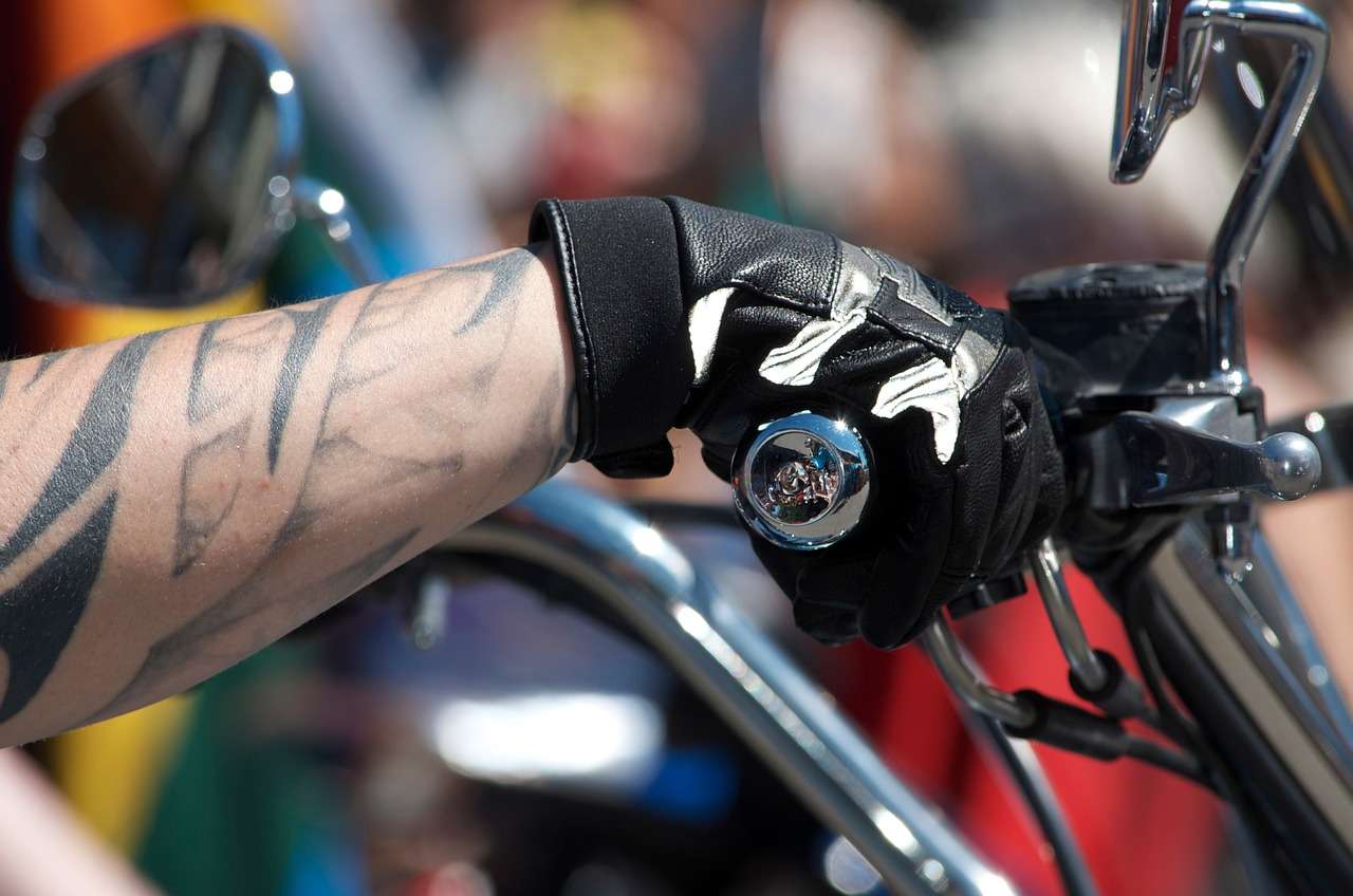 Foto de motociclista, en nota de cómo lavar los guantes de moto y quitarles el mal olor para dejarlos como nuevos