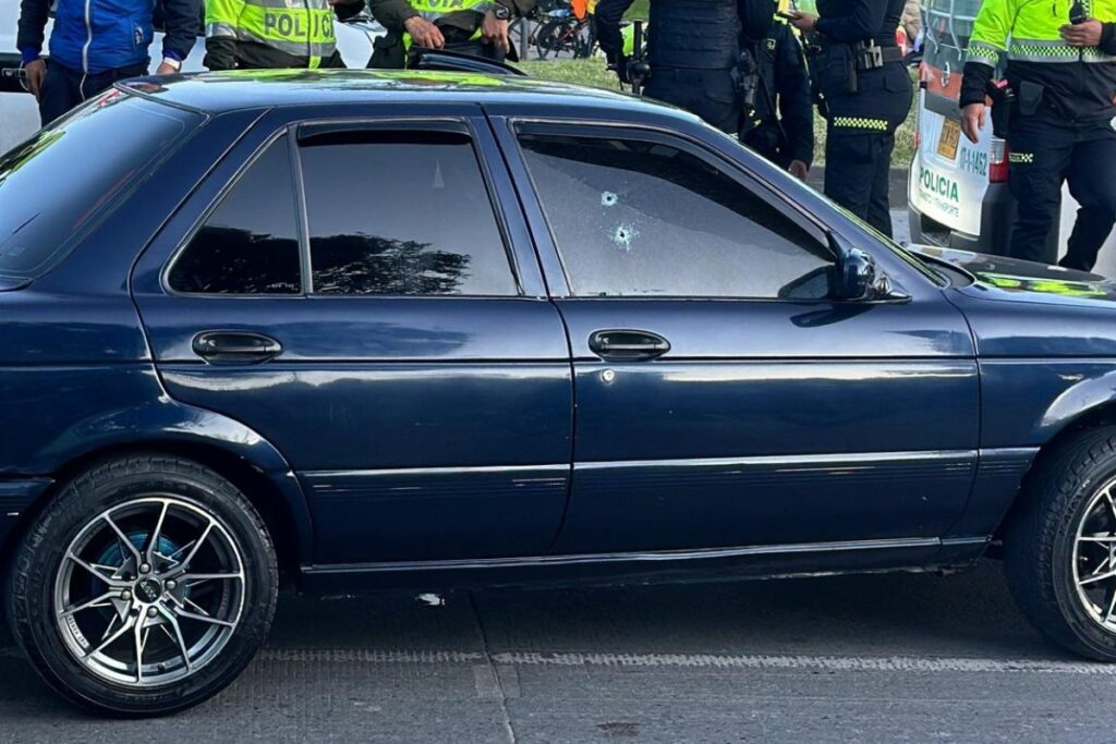 Carro víctima en tiroteo en autopista Sur de Bogotá