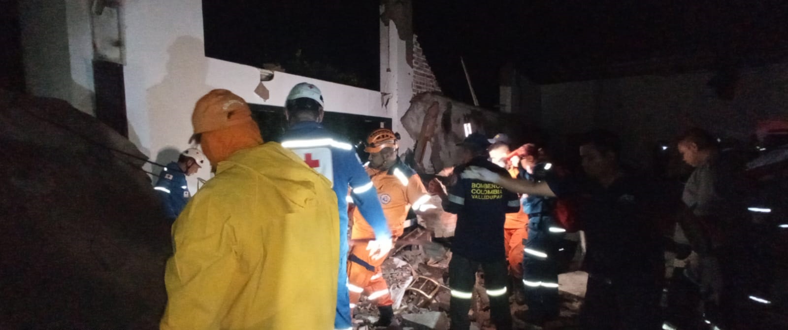 Imagen del rescate de personas tras la caída de un techo en un matrimonio en Valledupar.