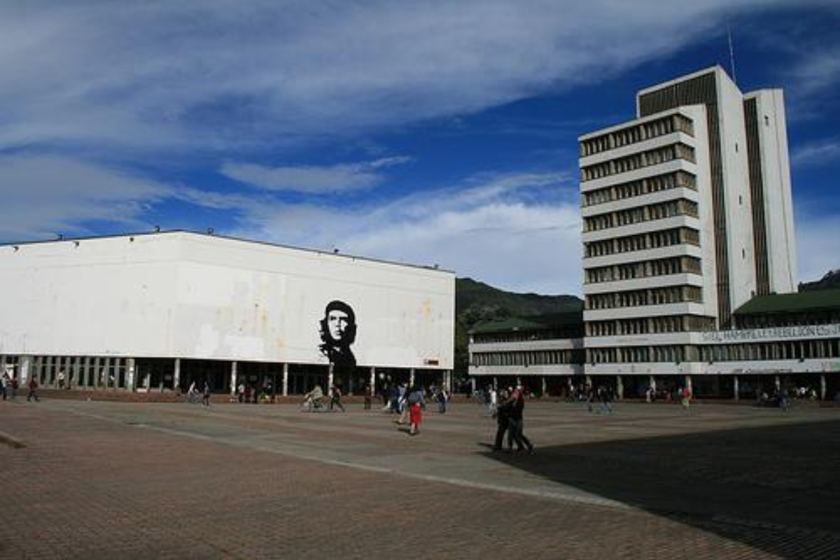 Exministros y viceministros dicen que la situación en la Universidad Nacional "no tiene justificación juridica, ni ética" por pedir un rector encargado. 