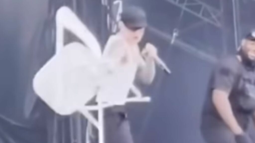 Peso Pluma arroja una silla den pleno concierto / Foto: Instagram (@rechismes)