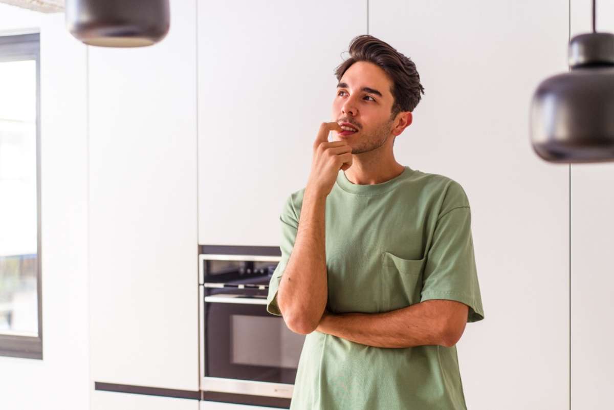 Foto de hombre con refrigerador, en nota sobre cómo reducir el consumo de la nevera.