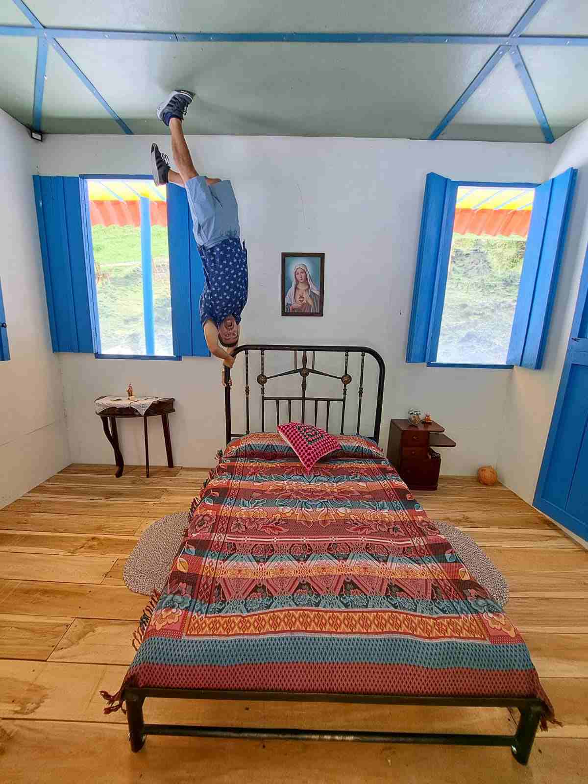 Foto de turista en casa de Q'inti, en nota de cómo es la casa al revés en Córdoba (Quindío), pueblo sin asesinatos en Colombia