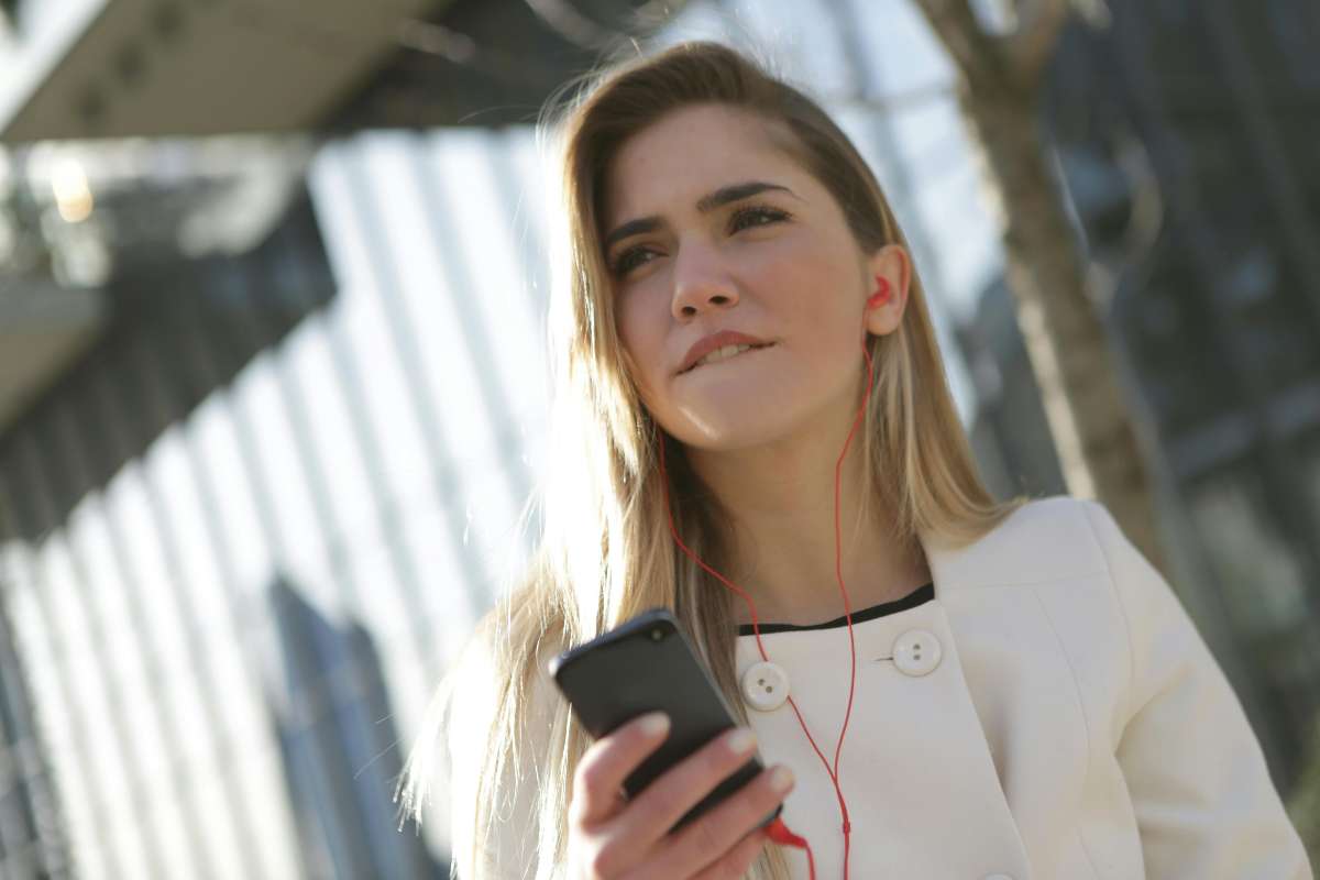 Foto de mujer con celular, en nota de qué significa vv en TikTok o WhatsApp: así se usa para no mandar mal un mensaje