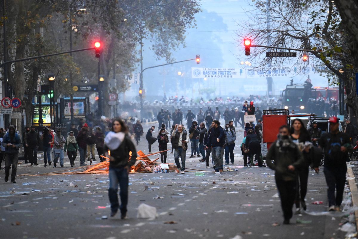 En Argentina se registran enfrentamientos y disturbios por reformas de Milei