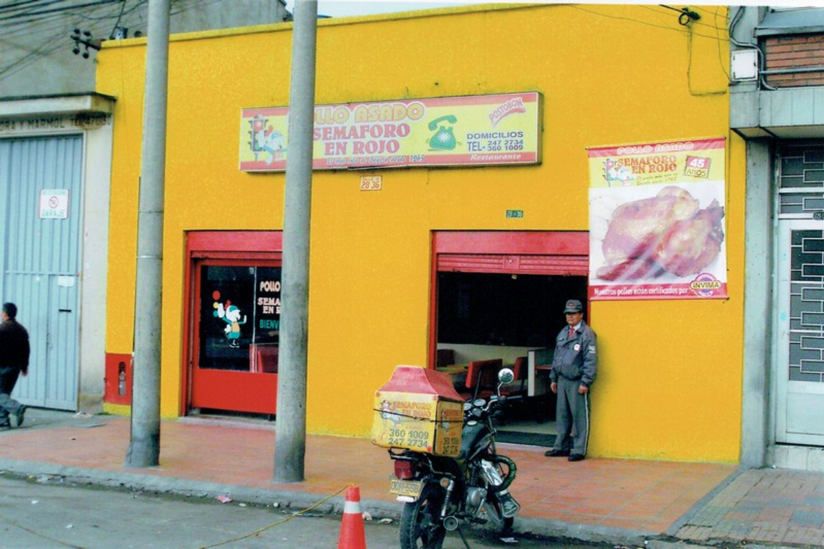 Conoce a los dueños de Semáforo en Rojo, el famoso restaurante de pollo asado en Bogotá. Descubre la historia de Don Tino y cómo su legado sigue vivo en ca