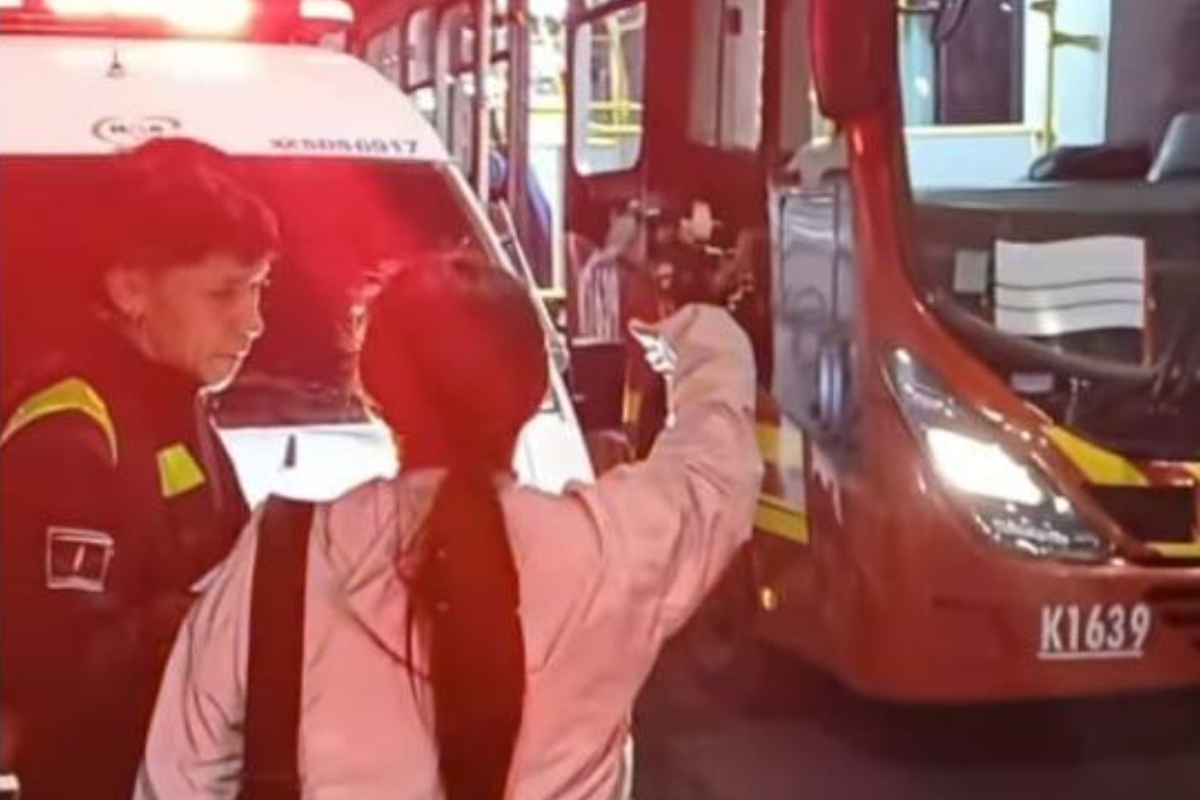 Hombre se lanzó desde un bus de Transmilenio en Bogotá para salvar a su novia de un robo. La mujer logró seguir con su patineta eléctrica. 