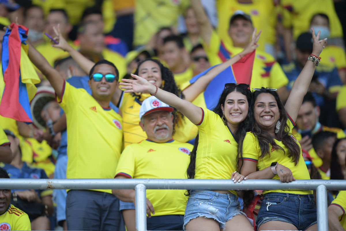 Foto hinchas de selección colombiana, en nota de camisetas de fútbol de Colombia y más réplicas en Bogotá 