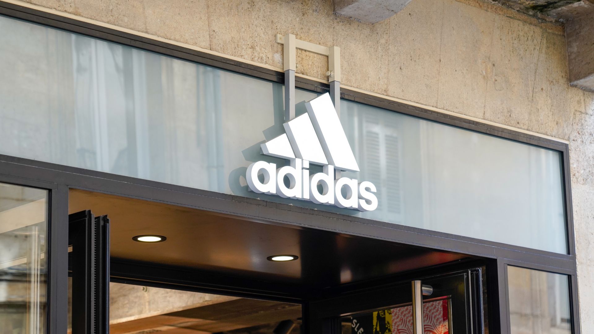 Adidas tiene debate por distintivo en tenis y ropa muy conocido en Colombia
