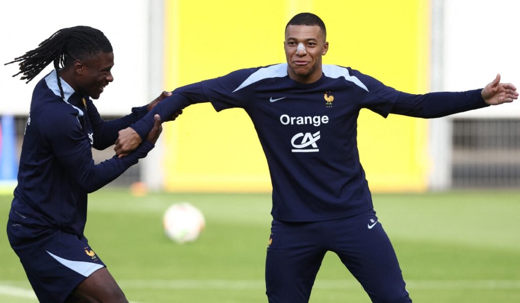 Foto de Kylian Mbappé luego de sufrir golpe en la nariz /Foto: AFP.