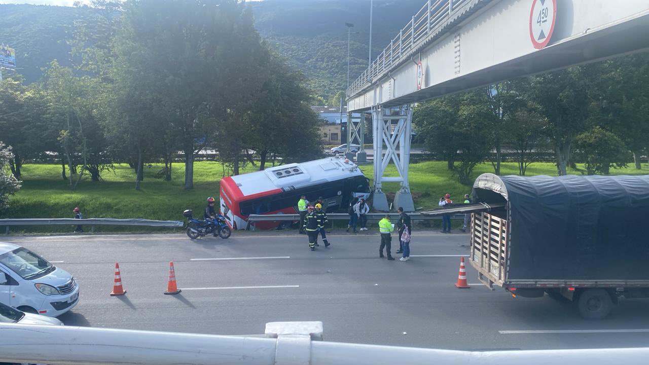 Accidente de bus en la vía Bogotá-Chía, en la autopista Norte hoy: esto se sabe