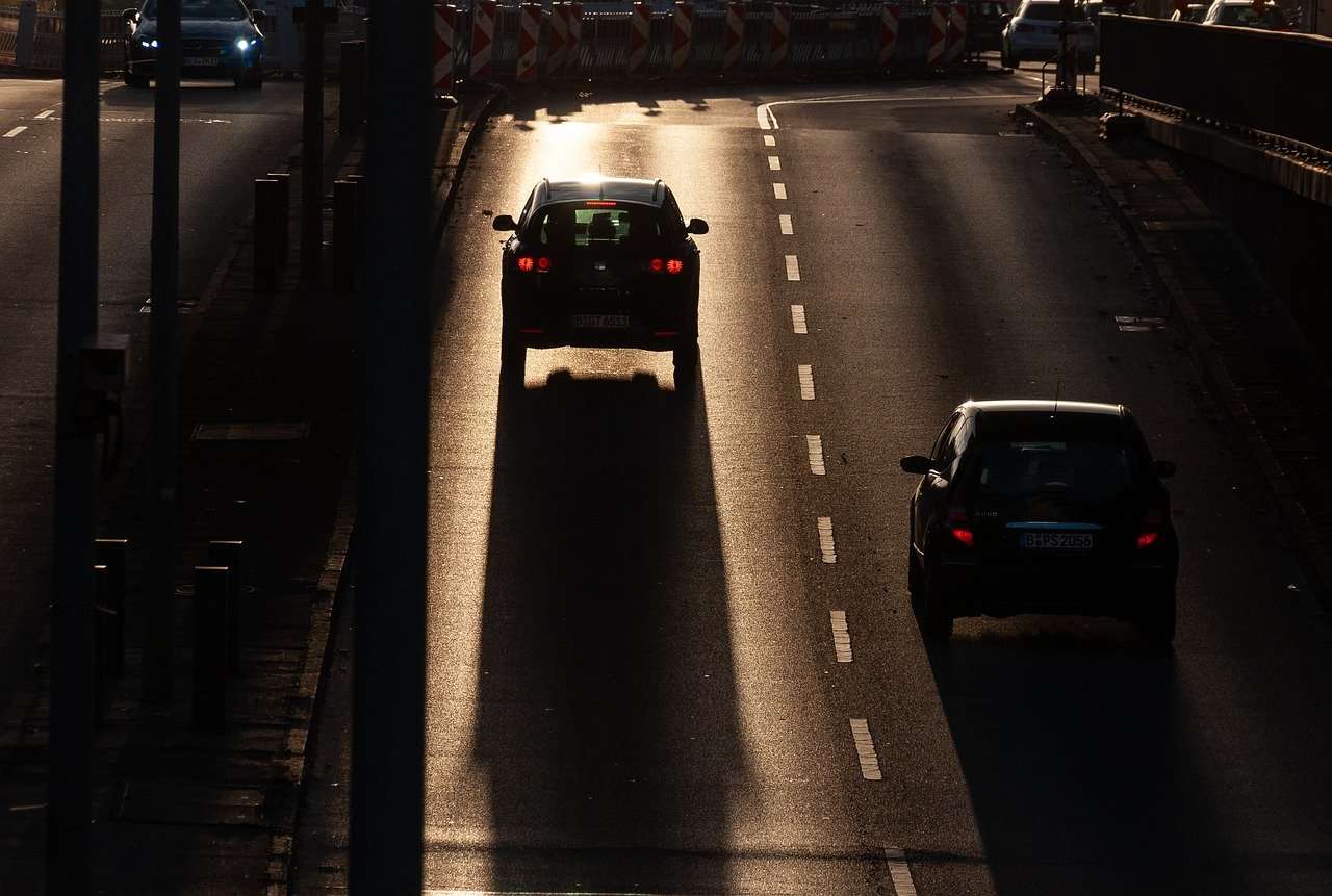 Foto de carro en carretera, en nota sobre cómo viajar de Colombia a México en carro y cuánto tiempo hay 