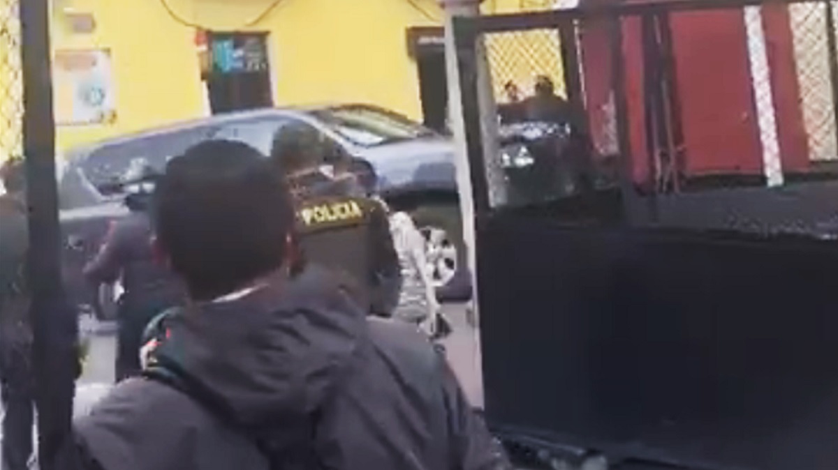 Camioneta del esquema de seguridad de una congresista atropelló a una mujer en BogotáCamioneta de congresista Yulieth Sánchez atropella a mujer en Bogotá y daña local comercial.