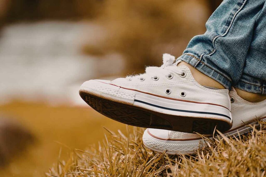 Así son los dos agujeros en los tenis Converse./ Pixabay